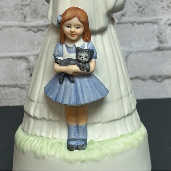 THE BRIDE 1985 International Gallery of Art Figurine Music Box w Girl Behind Her - Picture 4 of 13